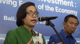 Menteri Keuangan Sri Mulyani Indrawati (kiri) didampingi Gubernur Bali Made Mangku Pastika (kanan) menyampaikan perkembangan persiapan sidang tahunan IMF-Bank Dunia 2018 di sela seminar internasional tentang sumber daya manusia penggerak perekonomian di Kuta, Bali, Kamis (1/3). Seminar sehari tersebut merupakan bagian dari rangkaian program 