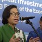 Menteri Keuangan Sri Mulyani Indrawati (kiri) didampingi Gubernur Bali Made Mangku Pastika (kanan) menyampaikan perkembangan persiapan sidang tahunan IMF-Bank Dunia 2018 di sela seminar internasional tentang sumber daya manusia penggerak perekonomian di Kuta, Bali, Kamis (1/3). Seminar sehari tersebut merupakan bagian dari rangkaian program 
