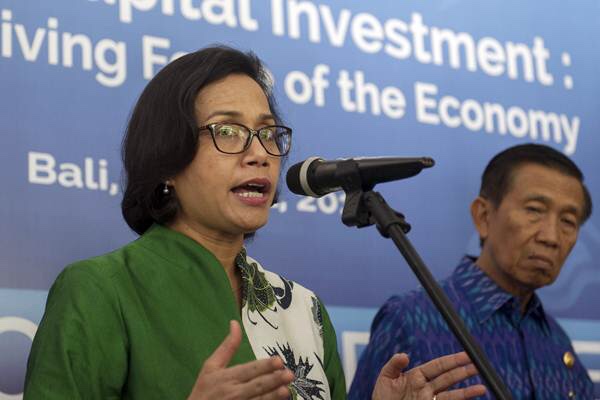 Menteri Keuangan Sri Mulyani Indrawati (kiri) didampingi Gubernur Bali Made Mangku Pastika (kanan) menyampaikan perkembangan persiapan sidang tahunan IMF-Bank Dunia 2018 di sela seminar internasional tentang sumber daya manusia penggerak perekonomian di Kuta, Bali, Kamis (1/3). Seminar sehari tersebut merupakan bagian dari rangkaian program 