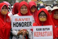 Guru honorer dan guru tidak tetap melakukan aksi tutup mulut saat menggelar aksi di halaman kantor Bupati Blitar, Jawa Timur, Senin (29/10/2018). Sejumlah guru honorer dan guru tidak tetap (GTT) yang tergabung dalam Persatuan Guru Republik Indonesia (PGRI) Blitar itu menuntut pemda setempat agar segera menerbitkan perda tentano GTT dan Honorer, serta meminta pemerintah segera mengangkat status mereka menjadi PNS. ANTARA FOTO/Irfan Anshori/kye.