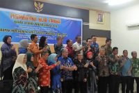 Hakim Afandi dan iistri (ketiga dari kiri)  fotro bersama     