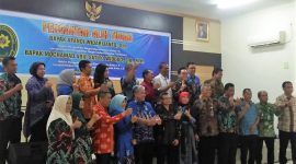 Hakim Afandi dan iistri (ketiga dari kiri)  fotro bersama     