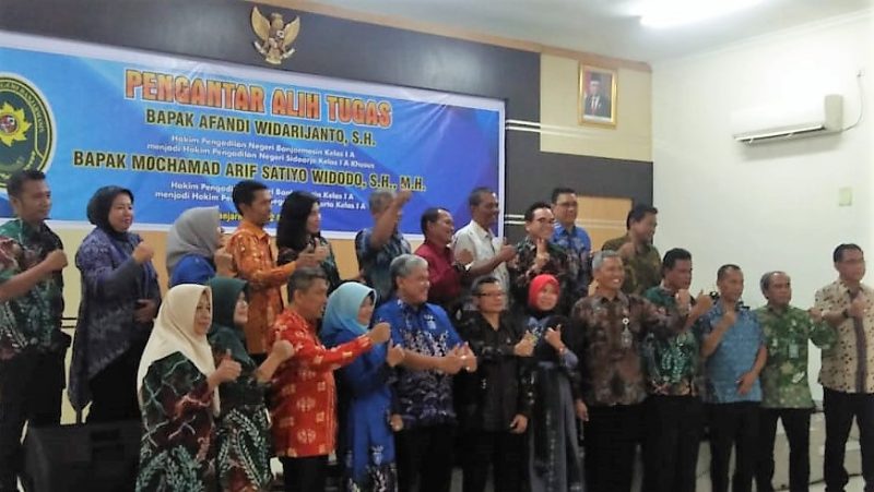 Hakim Afandi dan iistri (ketiga dari kiri)  fotro bersama     