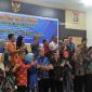 Hakim Afandi dan iistri (ketiga dari kiri)  fotro bersama     