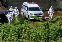 Petugas bersiap menurunkan jenazah pasien COVID-19 dari mobil ambulans saat akan dimakamkan di pemakaman Macanda, Kecamatan Somba Opu, Kabupaten Gowa, Sulawesi Selatan, Minggu (5/4/2020). Jumlah pasien positif COVID-19 di Sulsel per hari Minggu (5/4) telah mencapai 80 kasus, pasien yang telah dinyatakan sembuh sebanyak sembilan orang, sementara kasus kematian sebanyak enam orang. ANTARA FOTO/Abriawan Abhe/aww.