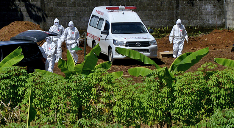 Petugas bersiap menurunkan jenazah pasien COVID-19 dari mobil ambulans saat akan dimakamkan di pemakaman Macanda, Kecamatan Somba Opu, Kabupaten Gowa, Sulawesi Selatan, Minggu (5/4/2020). Jumlah pasien positif COVID-19 di Sulsel per hari Minggu (5/4) telah mencapai 80 kasus, pasien yang telah dinyatakan sembuh sebanyak sembilan orang, sementara kasus kematian sebanyak enam orang. ANTARA FOTO/Abriawan Abhe/aww.