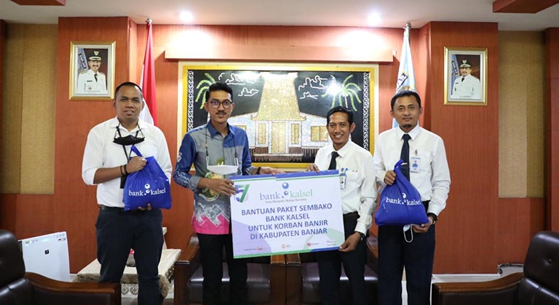 Bank Kalsel Cabang Martapura menyerahkan bantuan 200 paket sembako