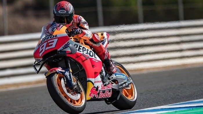 Pembalap Repsol Honda, Marc Marquez, memacu motornya