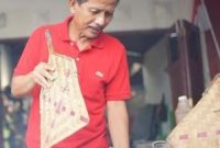Djadjang Nurdjaman saat mengipasi sate