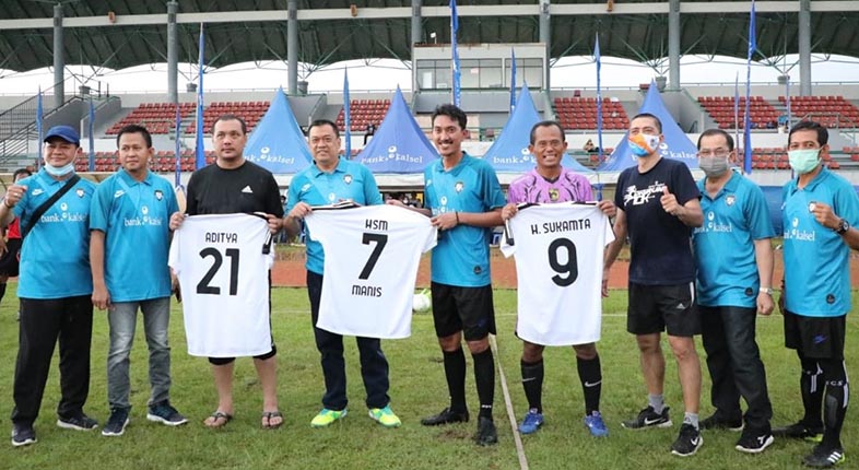 KEPALA DAERAH Ramaikan Turnamen Sepak Bola Bank Kalsel