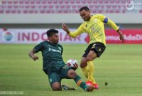 Kapten Barito Putera Rizky Pora (kuning) berusaha melewati lawan