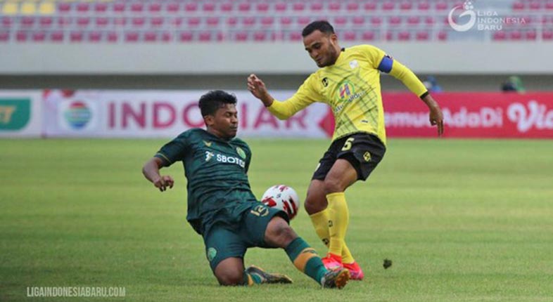Kapten Barito Putera Rizky Pora (kuning) berusaha melewati lawan