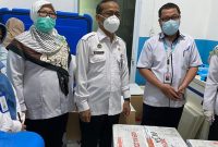 Kepala Dinkes Kota Banjarmasin, Machli Riyadi menerima vaksin