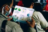 Mengkonsumsi Air Mineral untuk menjaga kondisi tubuh dari paparan virus corona