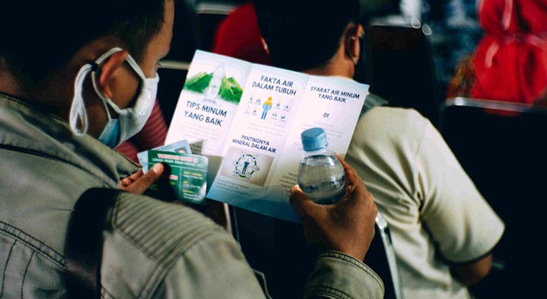 Mengkonsumsi Air Mineral untuk menjaga kondisi tubuh dari paparan virus corona