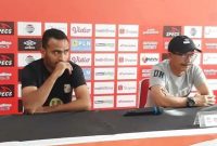 Pelatih dan pemain Barito Putera, Djajang Nurdjaman dan Rizky Pora
