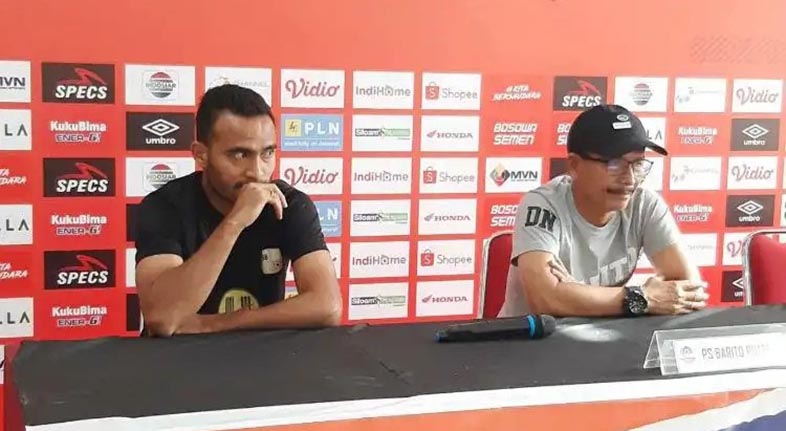Pelatih dan pemain Barito Putera, Djajang Nurdjaman dan Rizky Pora