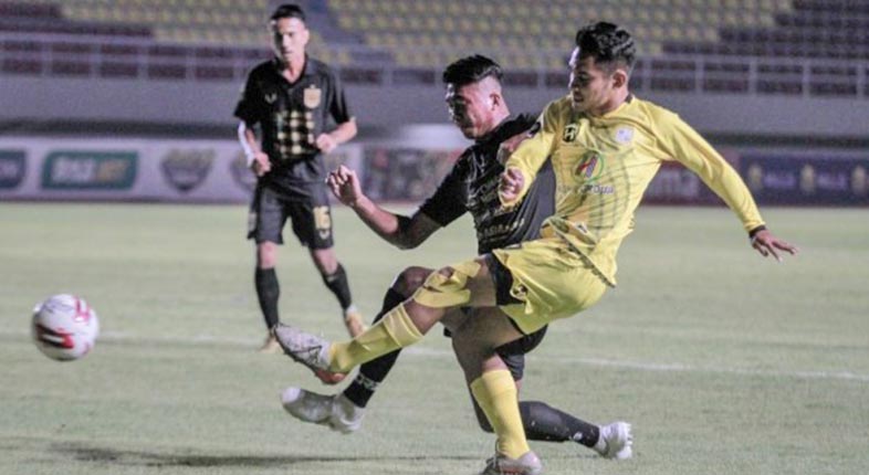 Pertandingan Barito Putera dengan Arema FC berlangsung sengit