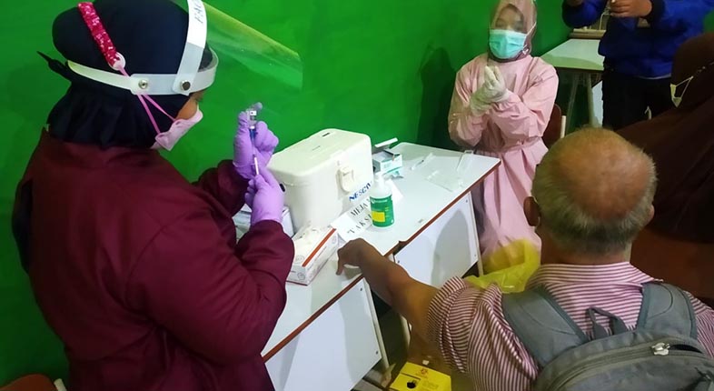 penyintikan vaksin pada guru di kota Banjarmasin