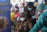 penyuntikan vaksin covid-19
