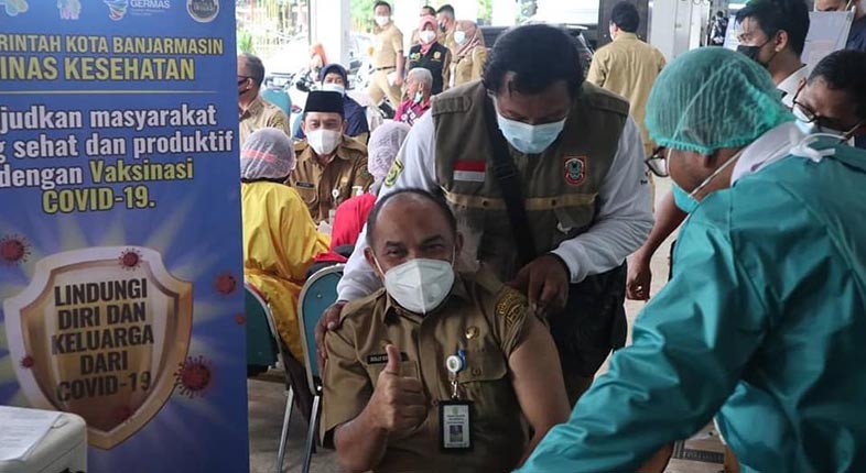 penyuntikan vaksin covid-19