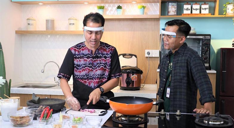 Agus Sasirangan menampilkan resep beserta cara memasak ‘Mandai Batanak Baiwak Papuyu’ yang merupakan masakan khas Banjar
