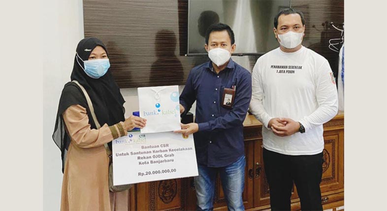 Bank Kalsel Cabang Banjarbaru mengucurkan dana bantuan untuk membantu pengobatan Fahrudin