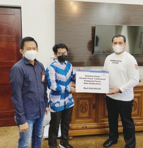Bank kalsel menyerahkan bantuan dana Pasar Tradisional