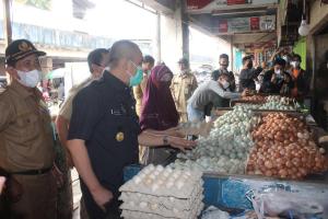 Inspeksi Mendadak (Sidak) harga bahan pokok di Pasar Sentra Antasari Kota Banjarmasin 2