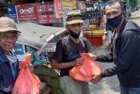 Legenda Barito Putera, Frans Sinatra Huwae, membagikan sembako untuk masyarakat terdampak virus corona