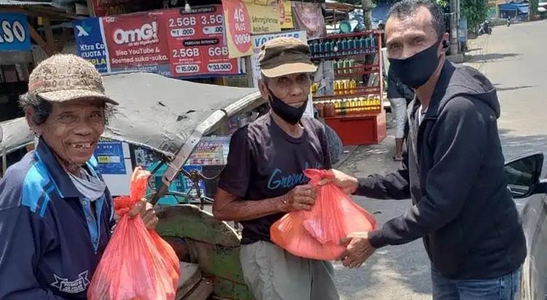 Legenda Barito Putera, Frans Sinatra Huwae, membagikan sembako untuk masyarakat terdampak virus corona