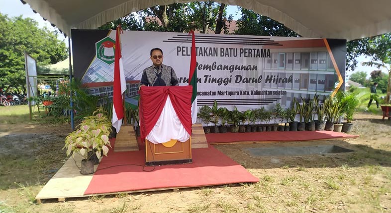 Pangeran Khairul Saleh memberikan sambutan saat menghadiri acara peletakan batu pertama PT Darul Hijrah