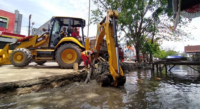 Pembersihan Drainase air dan sungai di Kota Banjarmasin