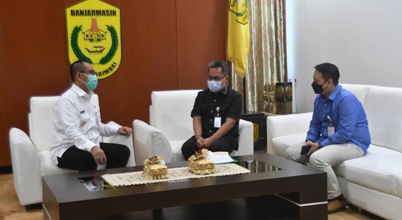 Penjabat (Pj) Walikota Banjarmasin, Akhmad Fydayeen, SH., MSi menerima kunjungan dari Kepala Kantor Cabang BPJS Ketenagakerjaan Banjarmasin (1)