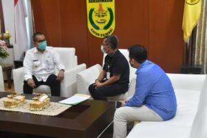 Penjabat (Pj) Walikota Banjarmasin, Akhmad Fydayeen, SH., MSi menerima kunjungan dari Kepala Kantor Cabang BPJS Ketenagakerjaan Banjarmasin