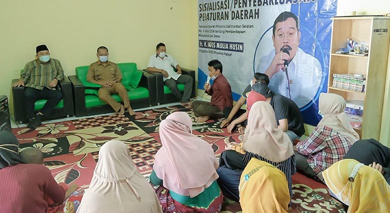 Sosialisasi Perda Nomor 4 tahun 2016 tentang Pemberdayaan Masyarakat dan Desa di Kantor Desa Kait-kait Baru