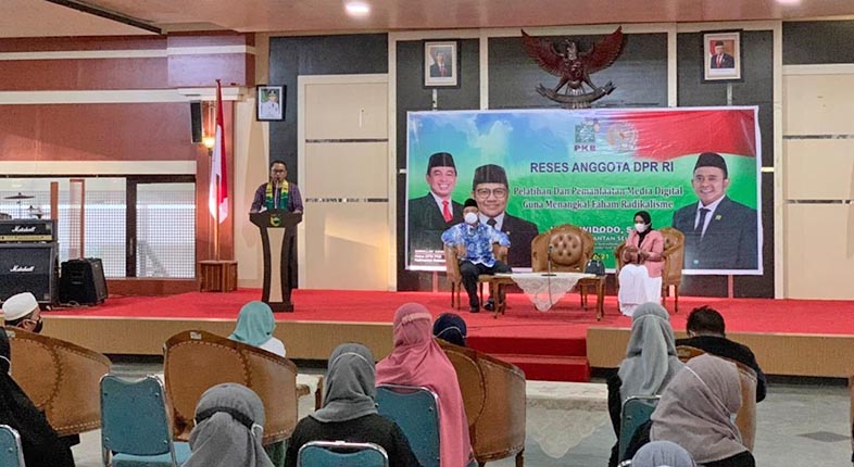 Sosialisasi bahaya faham radikalisme dan pemanfaatan media sosial