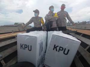 kotak, surat serta bilik suara dari kantor Kelurahan Mantuil menuju dermaga penyeberangan kelotok