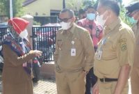 Penjabat (Pj) Walikota Banjarmasin, Akhmad Fydayeen S.H, M.Si dan Pelaksana Harian (Plh) Sekretaris Daerah (Sekda) Kota Banjarmasin, Drs. Mukhyar M.Ap memantau langsung pelaksanaan vaksinasi Covid-19 di Kantor Kelurahan Sungai Lulut Kecamatan Banjarmasin Timur