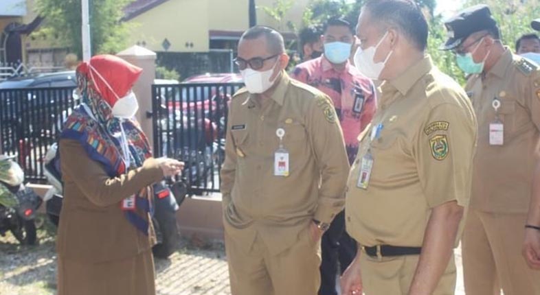 Penjabat (Pj) Walikota Banjarmasin, Akhmad Fydayeen S.H, M.Si dan Pelaksana Harian (Plh) Sekretaris Daerah (Sekda) Kota Banjarmasin, Drs. Mukhyar M.Ap memantau langsung pelaksanaan vaksinasi Covid-19 di Kantor Kelurahan Sungai Lulut Kecamatan Banjarmasin Timur