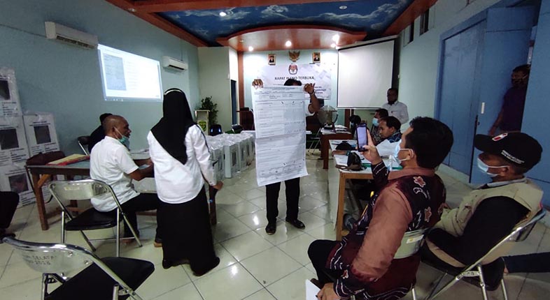 proses rekapitulasi jumlah perolehan suara di tingkat kecamatan PSU Pilkada 2020 Kota Banjarmasin