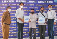 Bupati H Saidi Mansyur menyerahkan bantuan paket Ramadhan dari Bank Kalsel