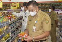 Penjabat Walikota Banjarmasin dan Pelaksana Harian Sekda Kota Banjarmasin memantau pasar modern di Hypermart Duta Mall Banjarmasin (1)