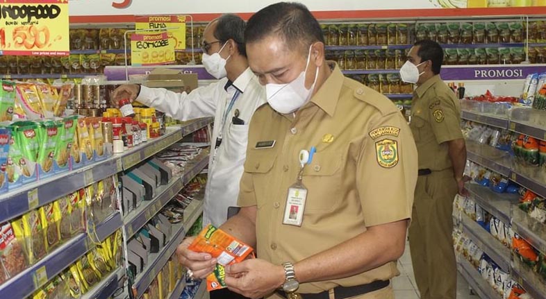 Penjabat Walikota Banjarmasin dan Pelaksana Harian Sekda Kota Banjarmasin memantau pasar modern di Hypermart Duta Mall Banjarmasin (1)