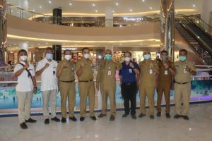 Penjabat Walikota Banjarmasin dan Pelaksana Harian Sekda Kota Banjarmasin memantau pasar modern di Hypermart Duta Mall Banjarmasin