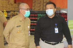 Penjabat Walikota Banjarmasin dan Pelaksana Harian Sekda Kota Banjarmasin memantau pasar modern di Hypermart Duta Mall Banjarmasin (3)