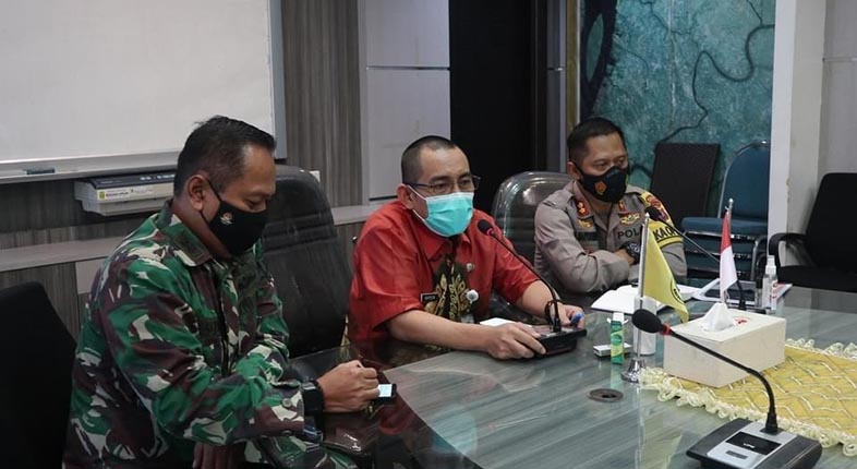 Rapat koordinasi penegakan Protokol Kesehatan yang berlangsung diruang rapat Berintegrasi Balaikota Banjarmasin (1)