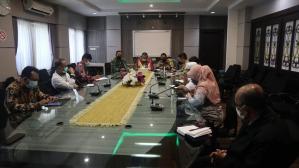 Rapat koordinasi penegakan Protokol Kesehatan yang berlangsung diruang rapat Berintegrasi Balaikota Banjarmasin (2)