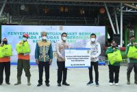 Wakil Walikota Banjarbaru Wartono didampingi Sekretaris Daerah Kota Banjarbaru Said Abdullah menyerahkan bantuan sosial paket sembilan bahan pokok dari Bank Kalsel (1)