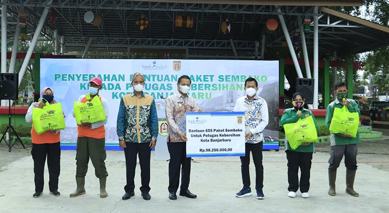 Wakil Walikota Banjarbaru Wartono didampingi Sekretaris Daerah Kota Banjarbaru Said Abdullah menyerahkan bantuan sosial paket sembilan bahan pokok dari Bank Kalsel (1)